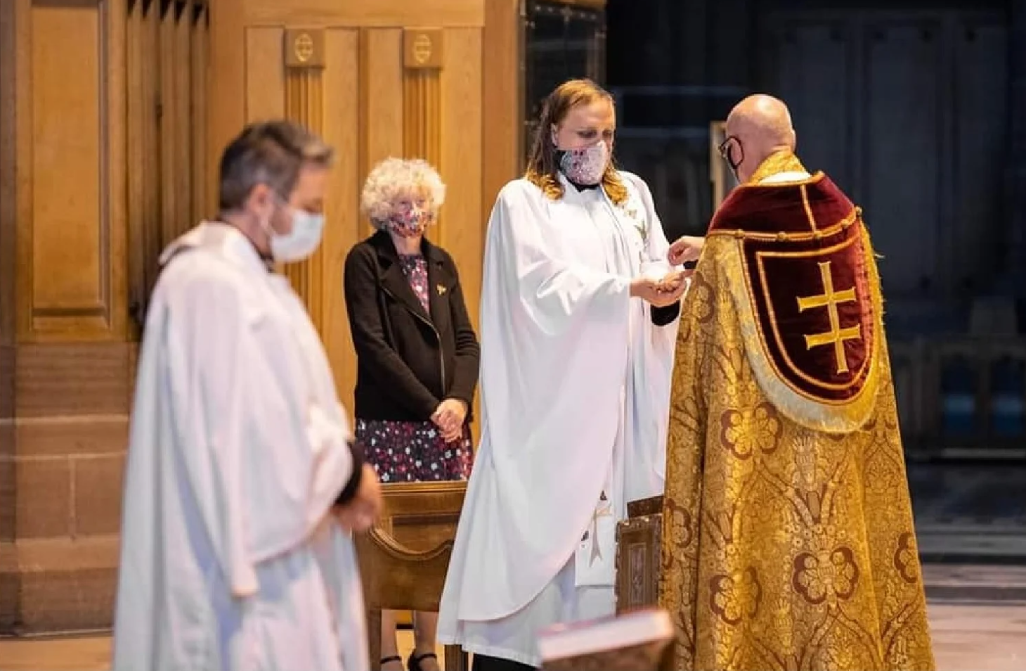 Se convierte Bingo Allison en el primer sacerdote no binario