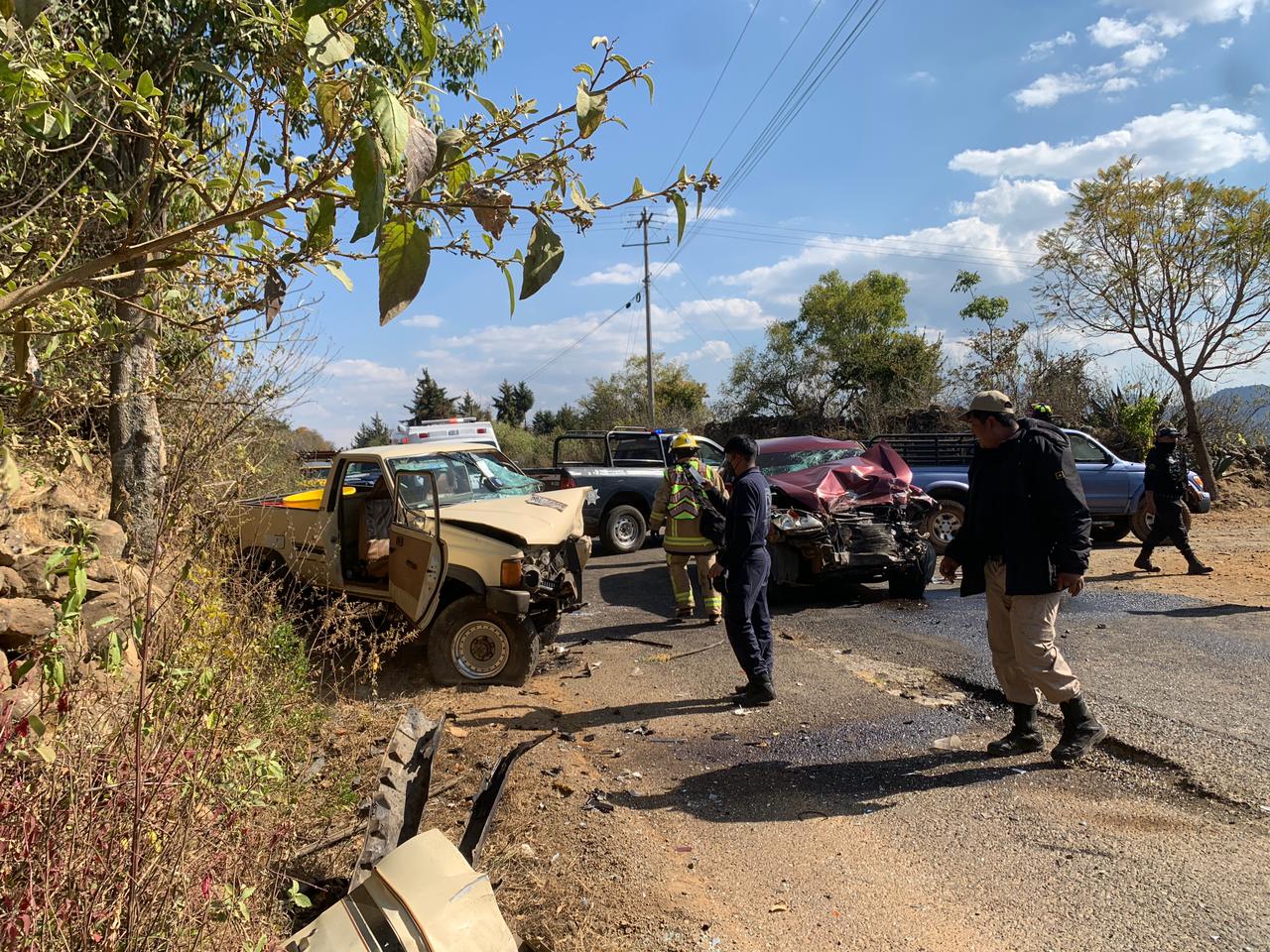 Chocan vehículos en la carretera Pátzcuaro - Erongarícuaro