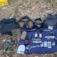 Desmantelan campamento clandestino con armas y equipo táctico