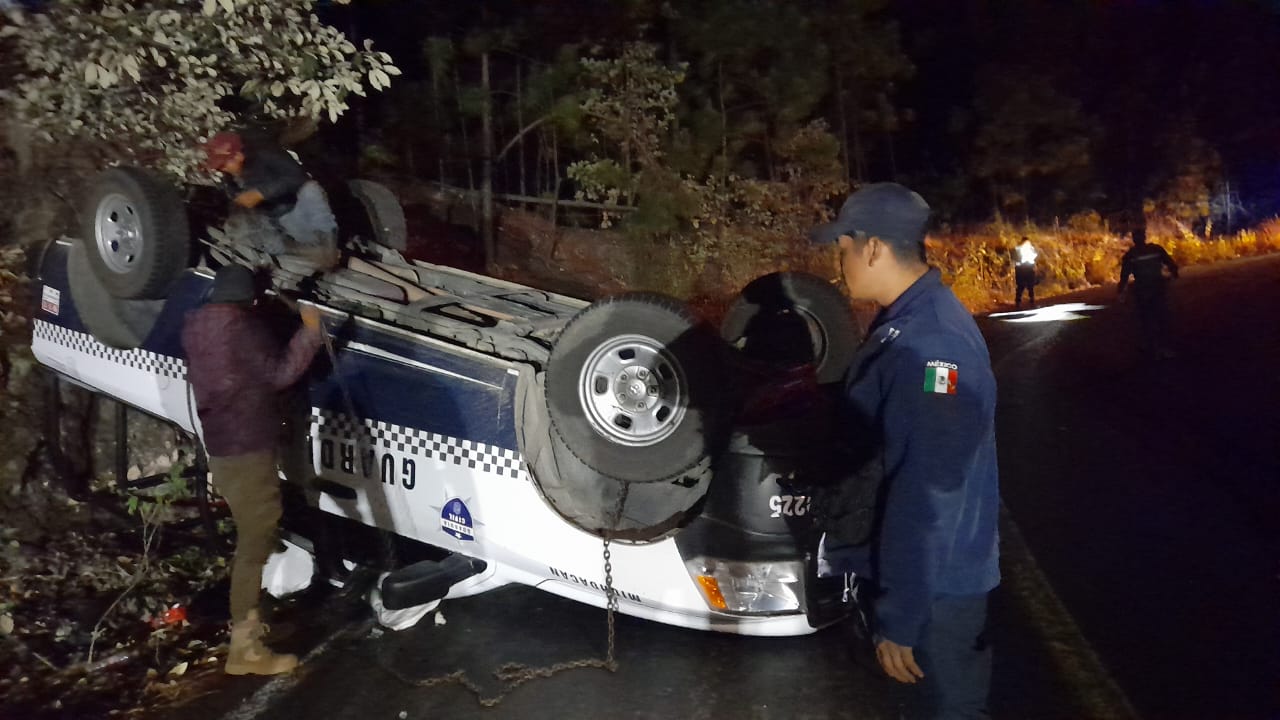 Director de SP de Carácuaro sufre volcadura junto a 4 elementos