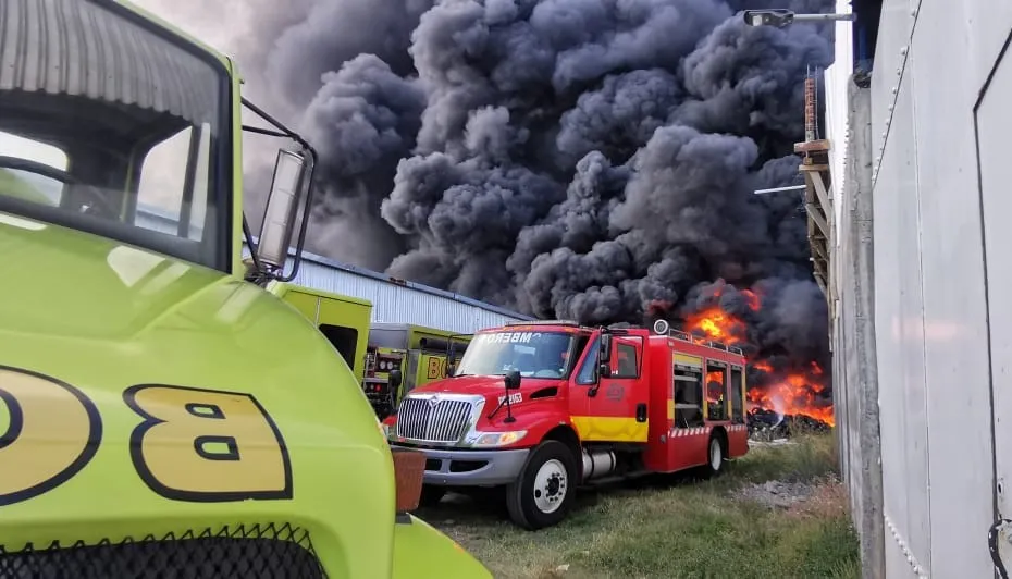 Empresa llantas incendiada