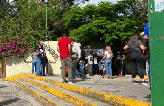 En rechazo a nueva directora, estudiantes cierran Normal de Educadoras