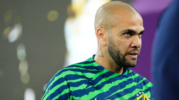 Envía juez a Dani Alves a prisión por denuncia de abuso sexual