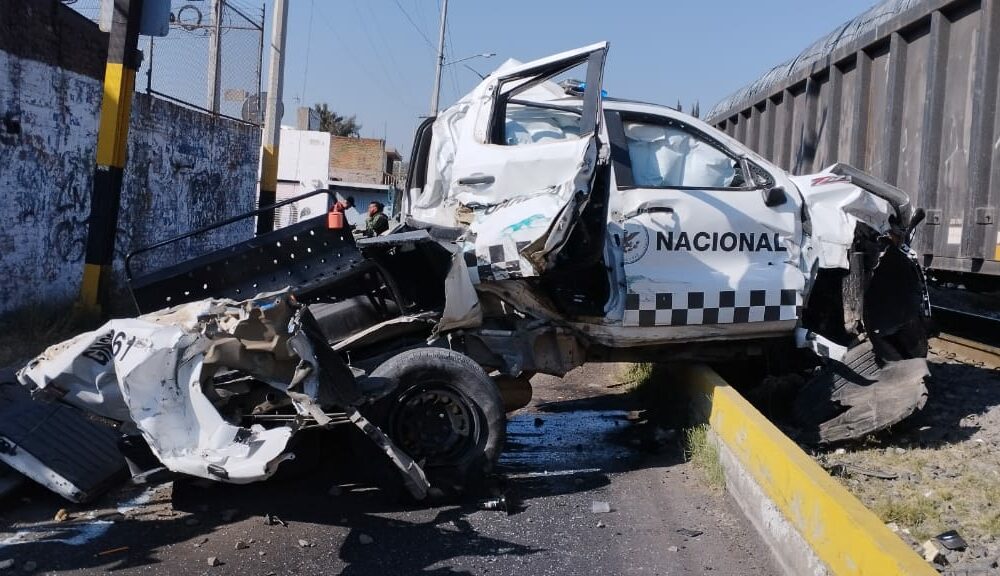 Patrulla de la Guardia Nacional trata de ganarle al tren; fallecen 2