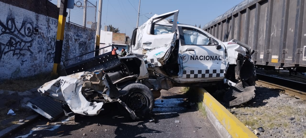 Patrulla de la Guardia Nacional trata de ganarle al tren; fallecen 2