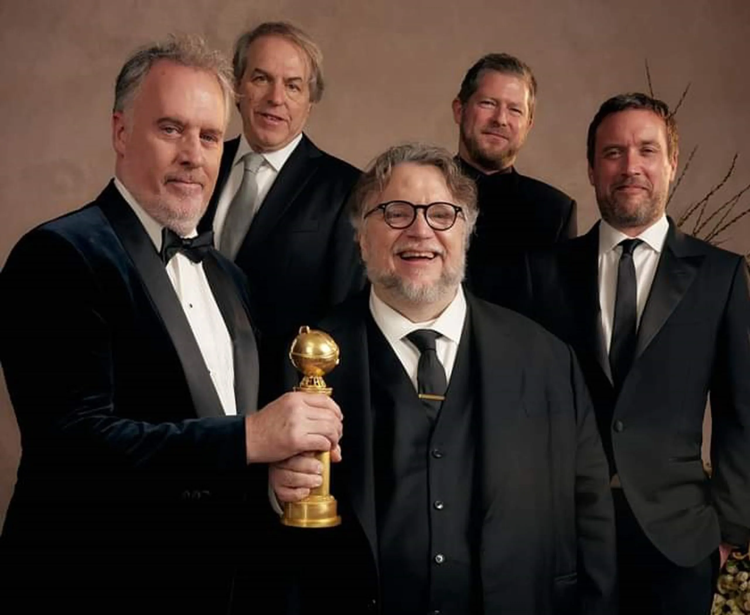 Guillermo del Toro dedica Globo de Oro a su esposa