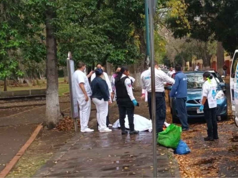 Un hombre perdió la vida por aparente infarto mientras caminaba en el Bosque Cuauhtémoc de Morelia; testigos y servicios de emergencia atendieron el hecho