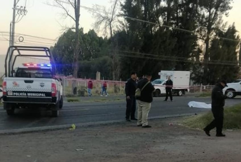 Hombre muere tras ser atropellado sobre carretera Morelia-Álvaro ObregónHombre muere tras ser atropellado sobre carretera Morelia-Álvaro Obregón