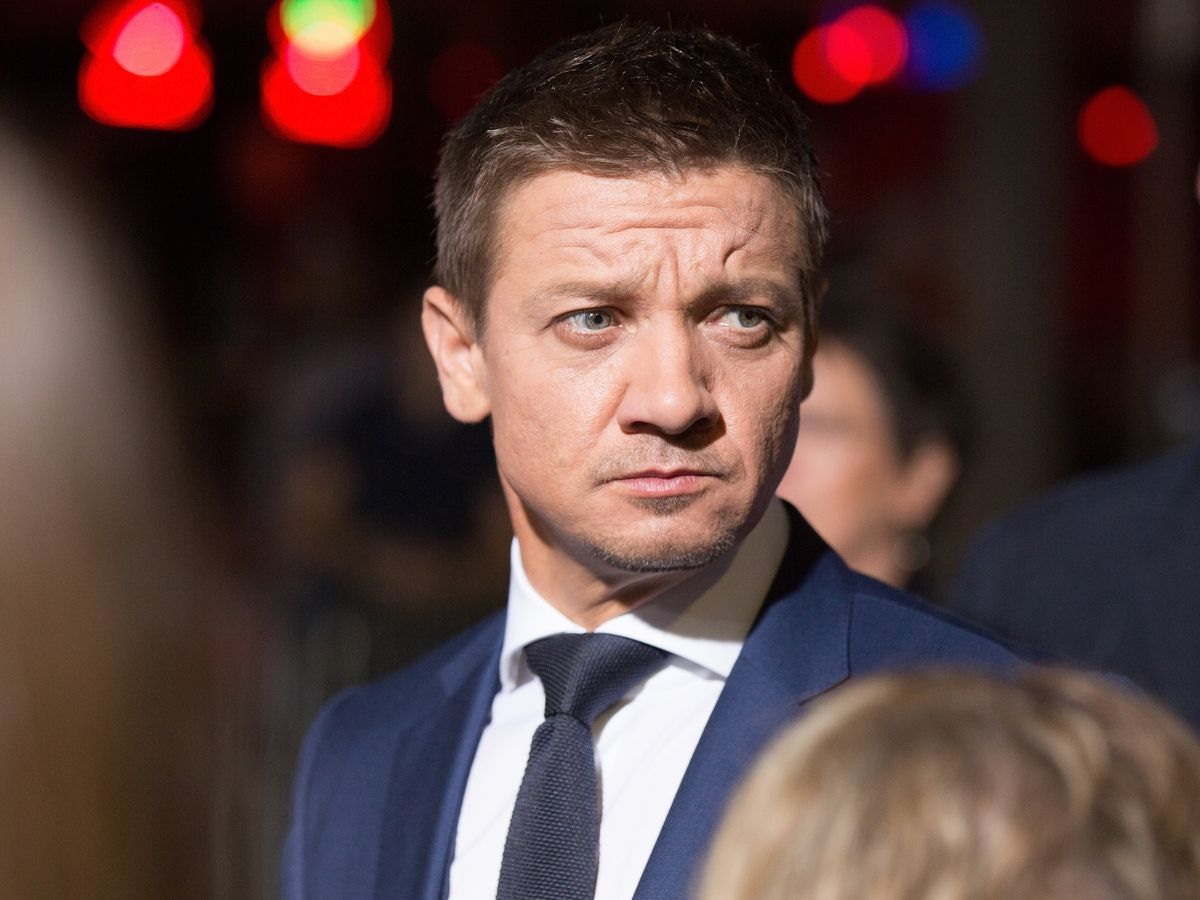 Recuperación de Jeremy Renner continúa, afirma su hermana