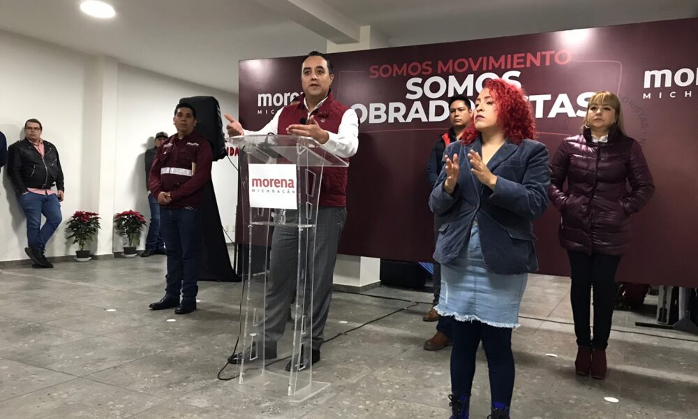 Líder morenista desdeña críticas a cambios de funcionarios