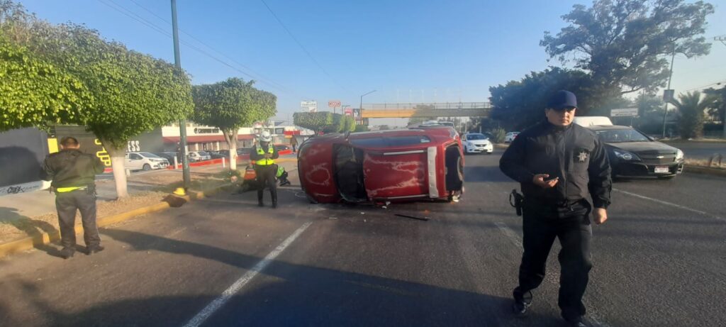 Mujer resulta lesionada tras volcadura en salida a Salamanca