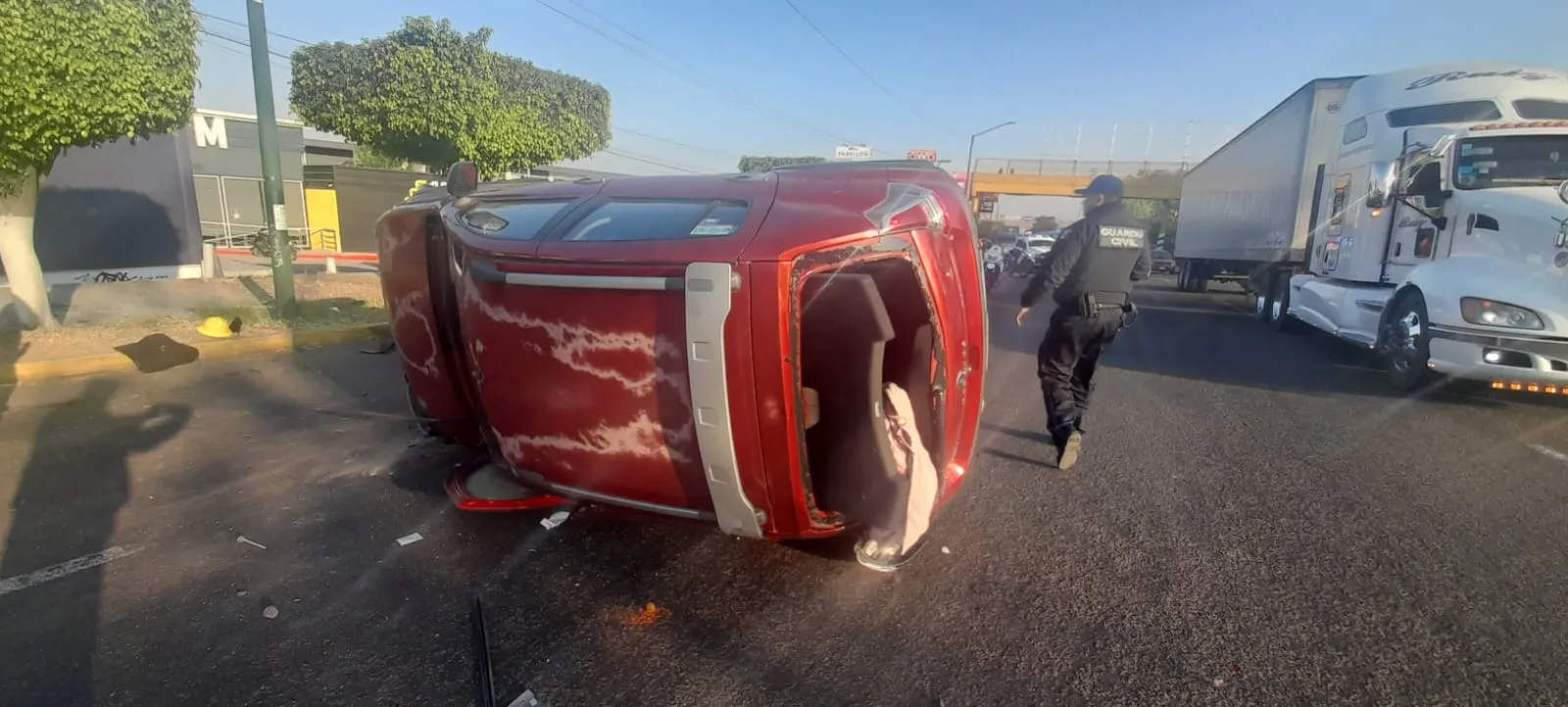 Mujer resulta lesionada tras volcadura en salida a Salamanca