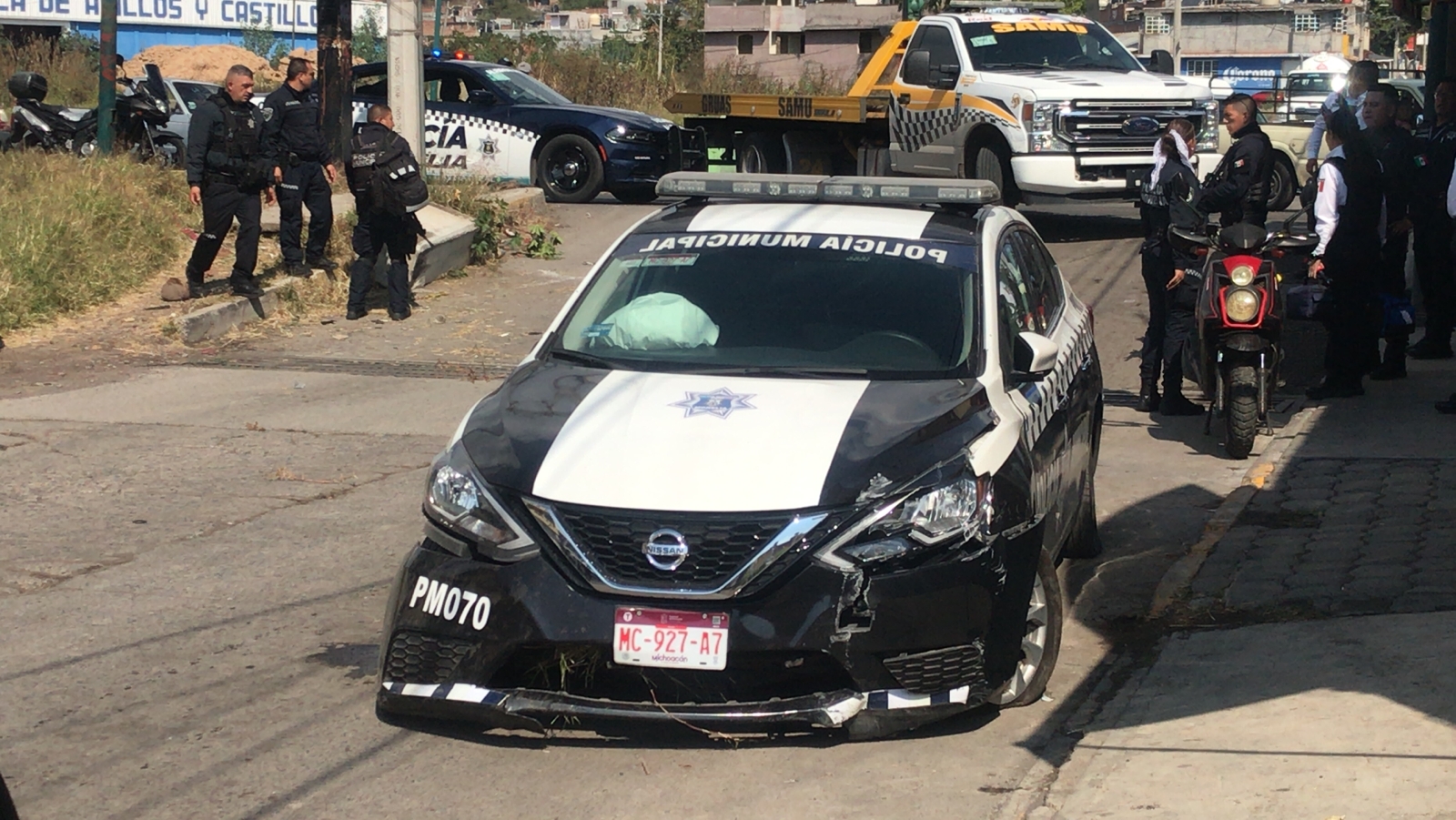 Patrulla de la Policía Morelia choca contra un muro, deja 2 heridos