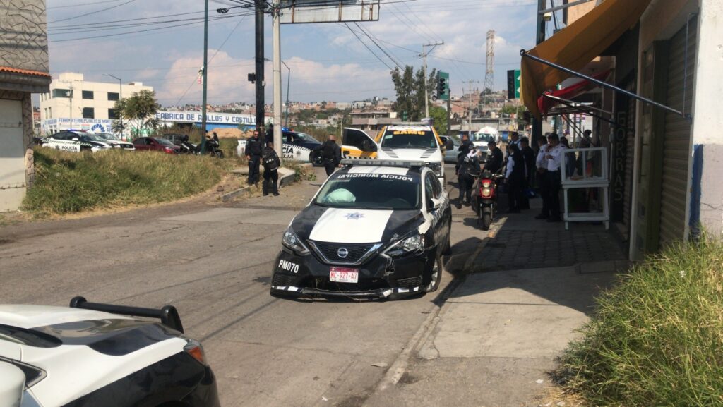 Patrulla de la Policía Morelia choca contra un muro, deja 2 heridos