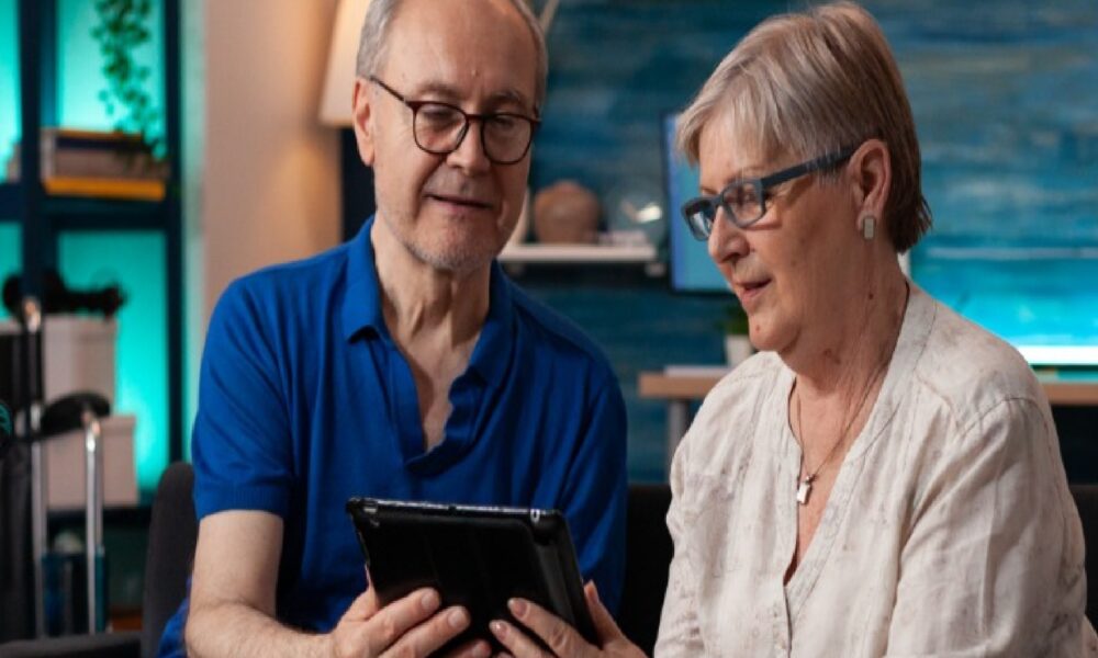 Promueven inclusión de adultos mayores para usar tecnología
