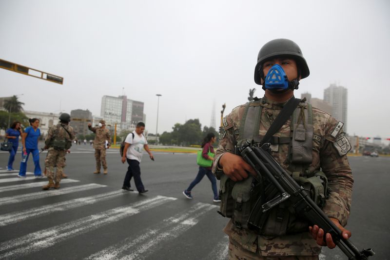 Con militares, Perú amplía estado de emergencia