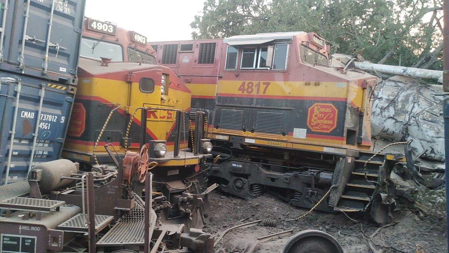 Se descarrila tren en cruce sobre la carretera Uruapan - Nueva Italia