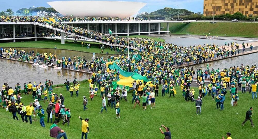 Simpatizantes de Bolsonaro exigen golpe militar contra Lula