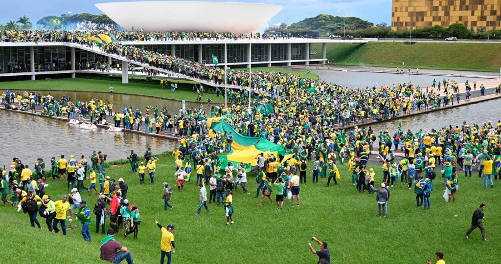 Simpatizantes de Bolsonaro exigen golpe militar contra Lula