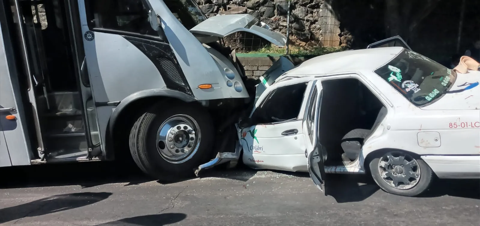 Suman al menos 5 lesionados tras choque vehicular en Uruapan