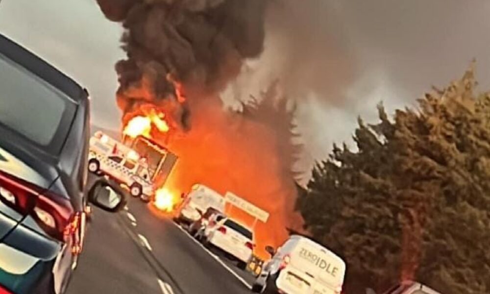 Tráiler sufre volcadura y se incendia sobre la Autopista de Occidente