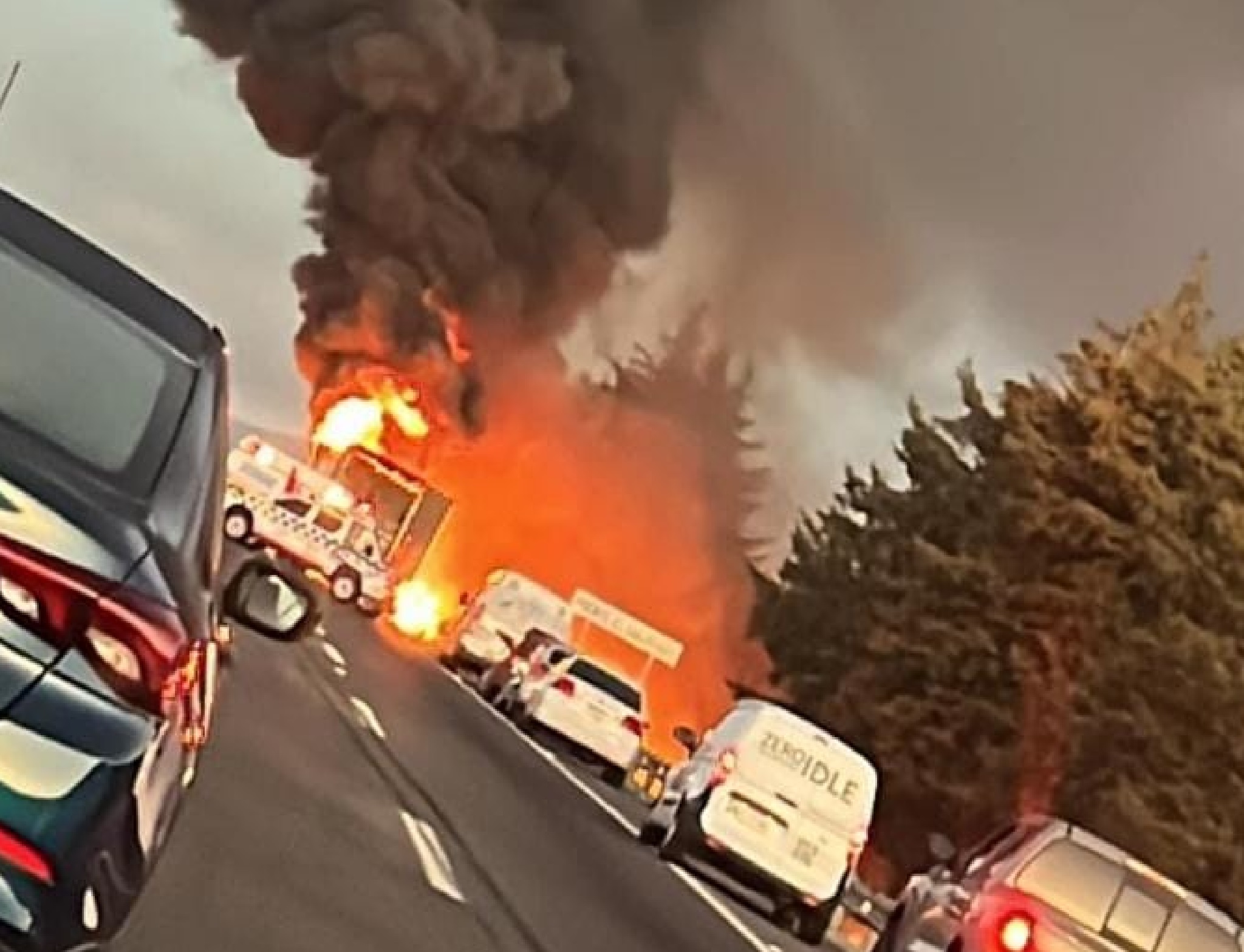 Tráiler sufre volcadura y se incendia sobre la Autopista de Occidente
