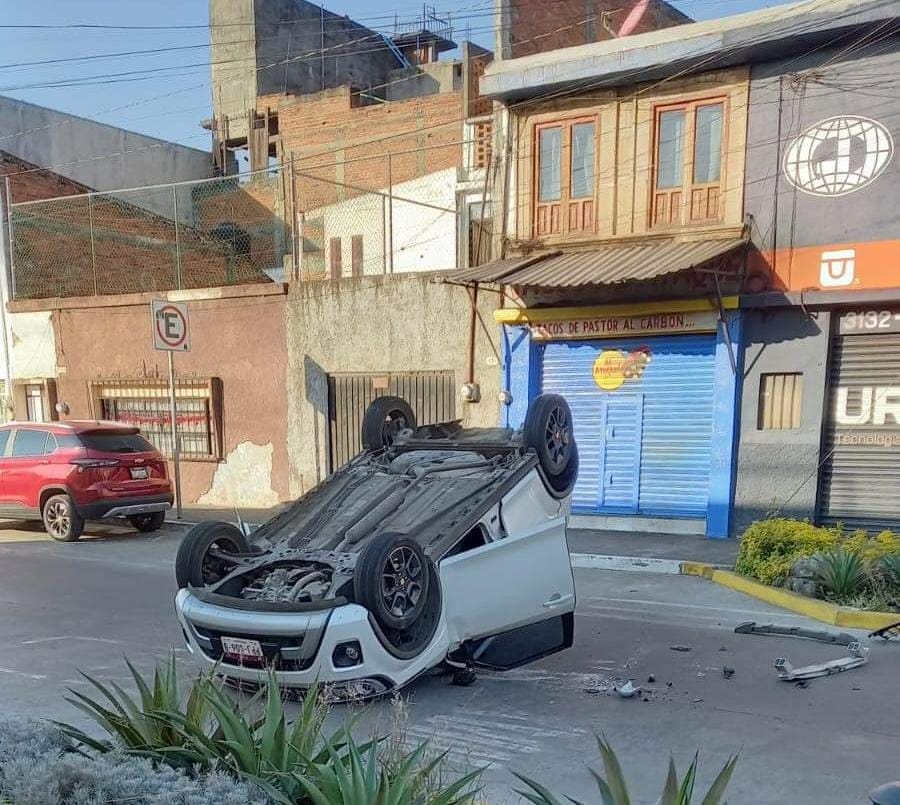 Vehículo choca y vuelca en la colonia Ventura Puente