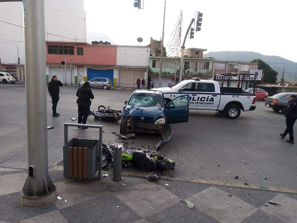 Vehículo impacta a 2 motocicletas en calles de Zitácuaro
