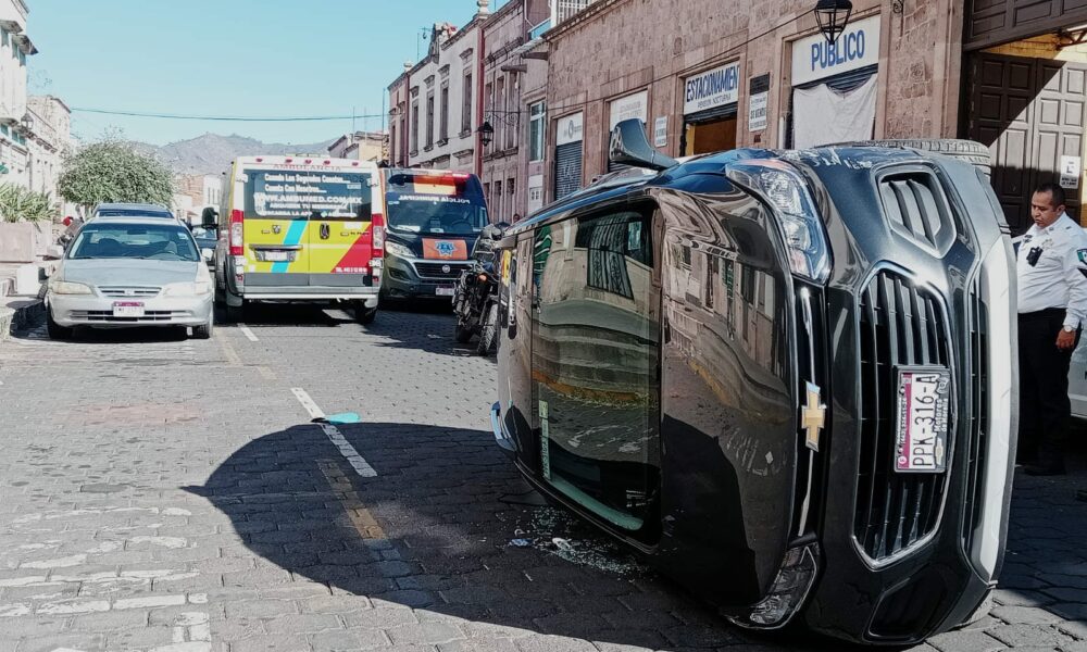 Vehículo sufre volcadura en calles del centro de Morelia
