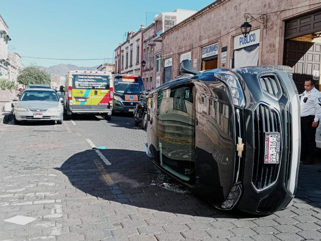 Vehículo sufre volcadura en calles del centro de Morelia