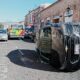 Vehículo sufre volcadura en calles del centro de Morelia