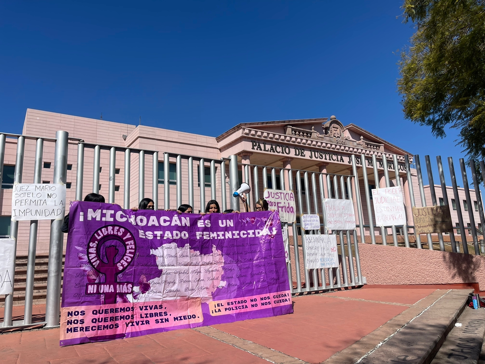 Repudian colectivas intención de reclasificar feminicidio de Frida