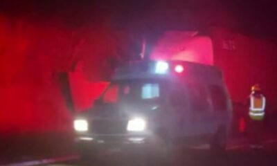 Vehículo choca contra tractocamión en la Siglo XXI; varios heridos