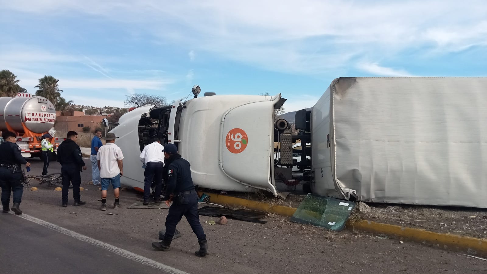 Tráiler vuelca, su chofer sale ileso