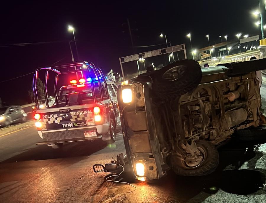 Vuelca camioneta en libramiento de Morelia