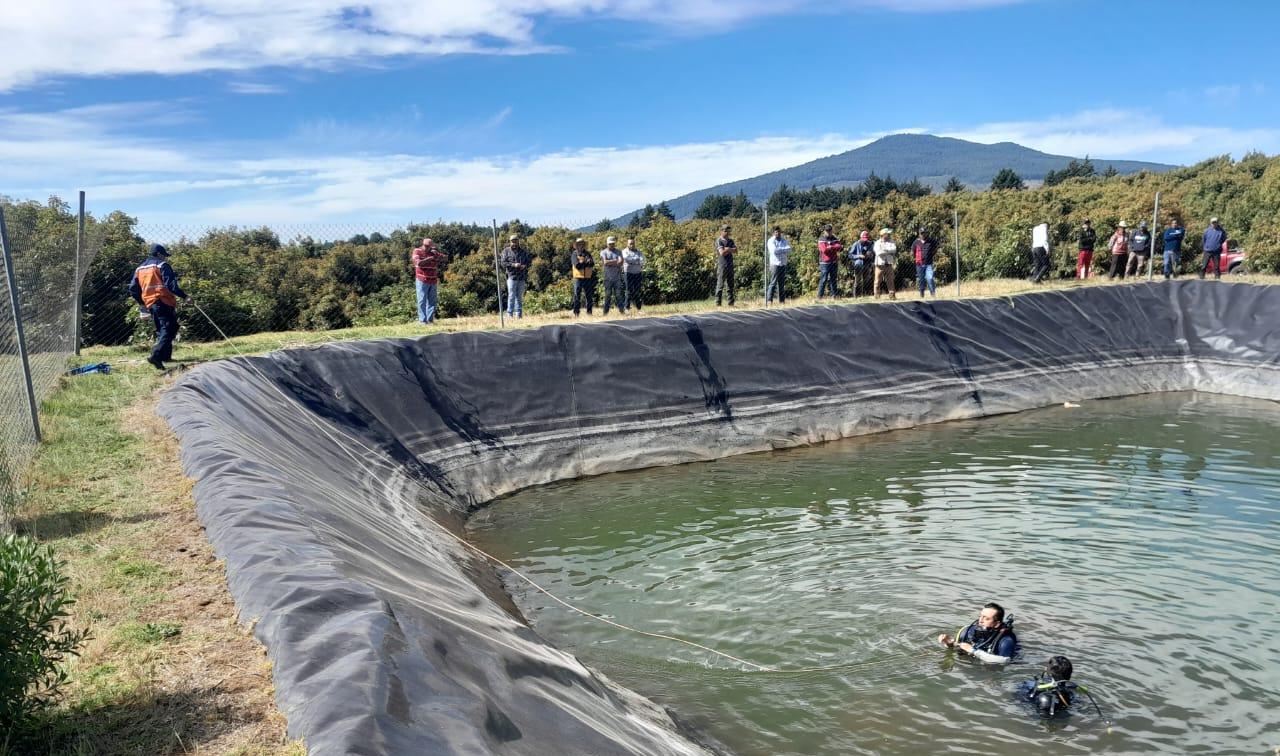 Rescatan buzos septuagenario ahogado en Ajuno, Michoacán