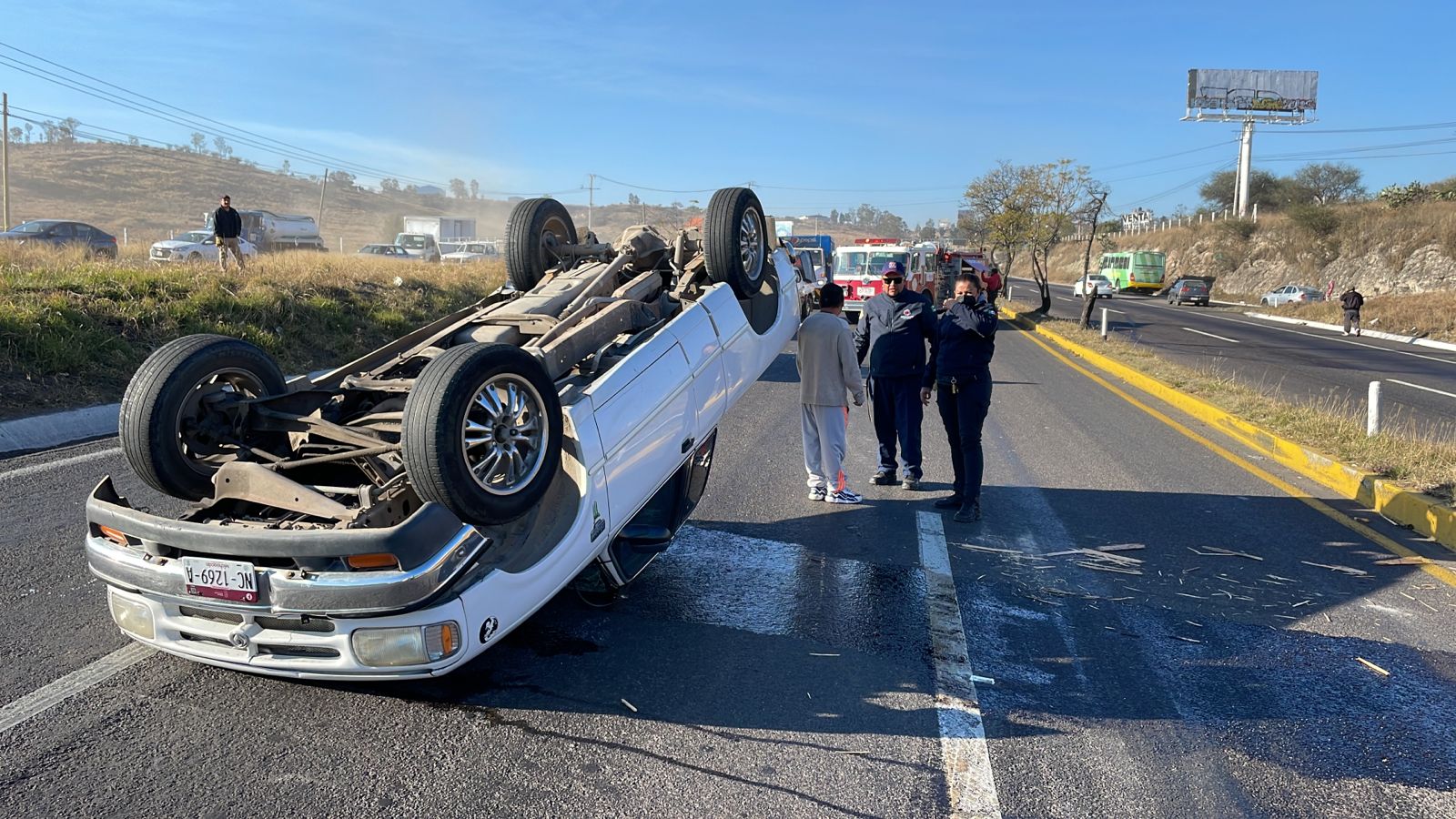 Vuelca camioneta en la Morelia - Cuitzeo