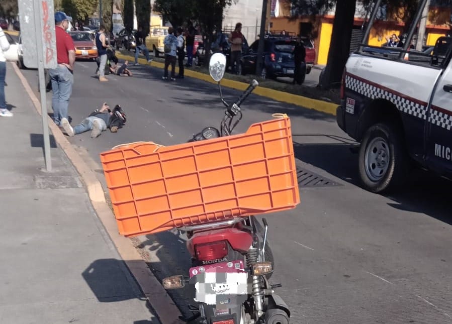 Fuerte accidente de motociclistas sobre la Avenida Periodismo