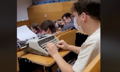 alumno máquina escribir