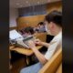 alumno máquina escribir