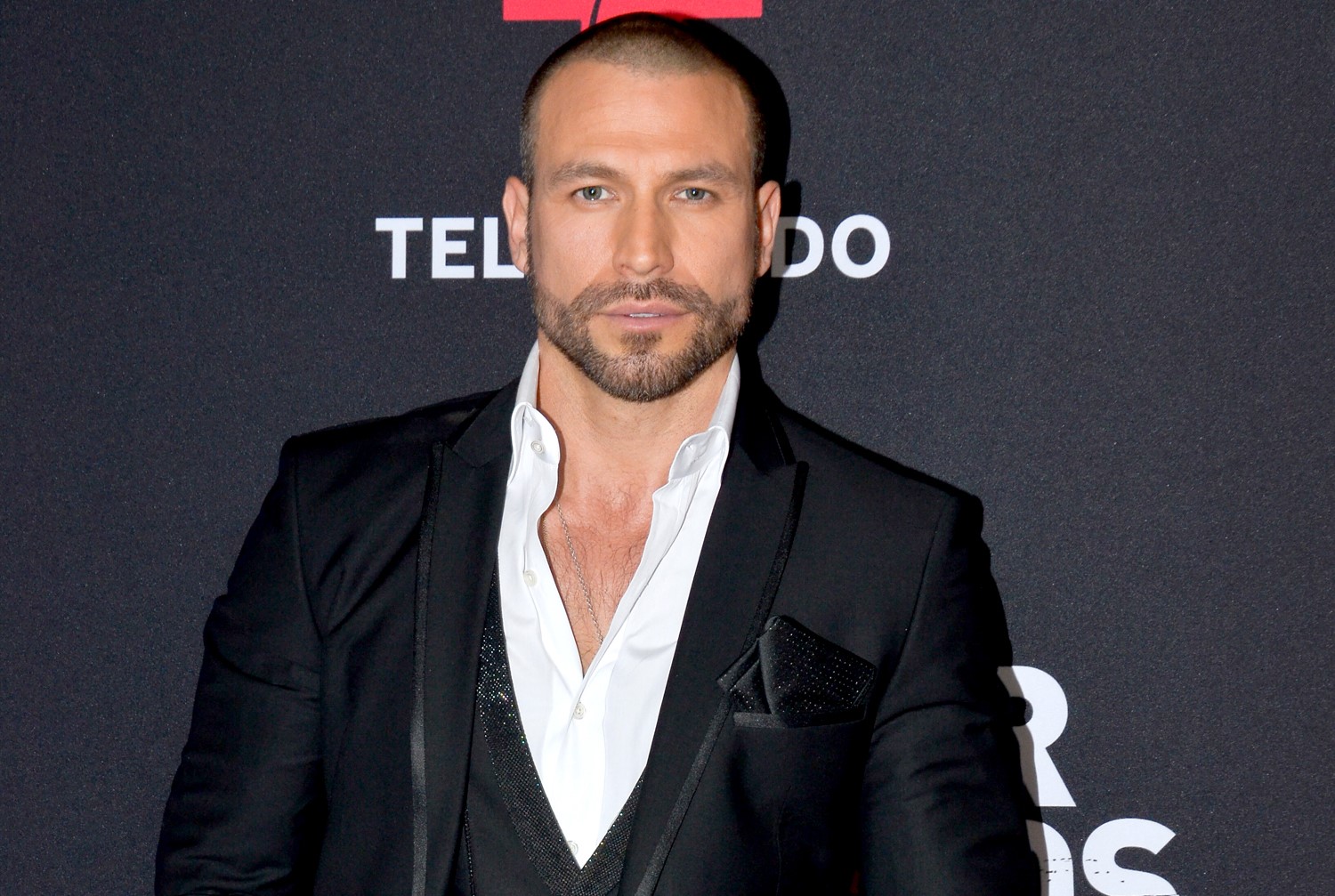 Confirman romance de Rafael Amaya con su mánager