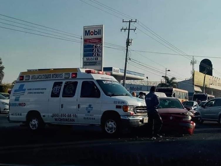 Ambulancia choca contra vehículo particular en Morelia