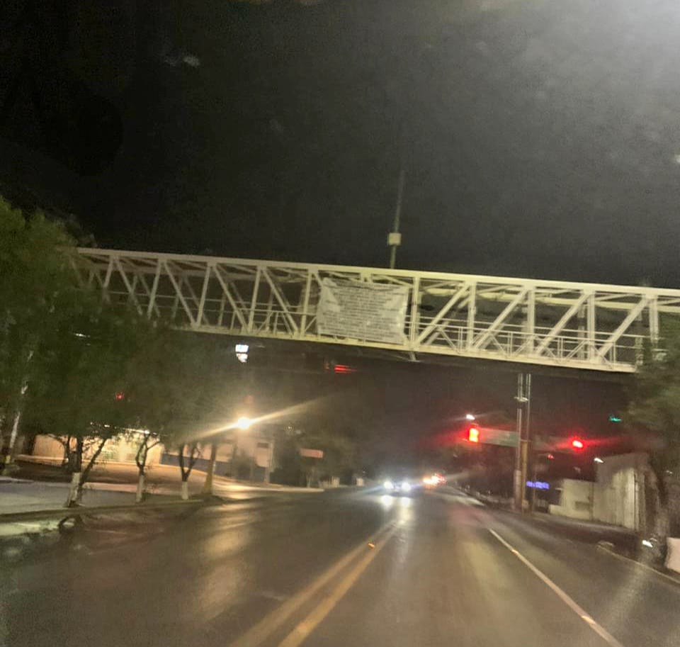 Aparecen mantas con mensajes en puentes de Zamora