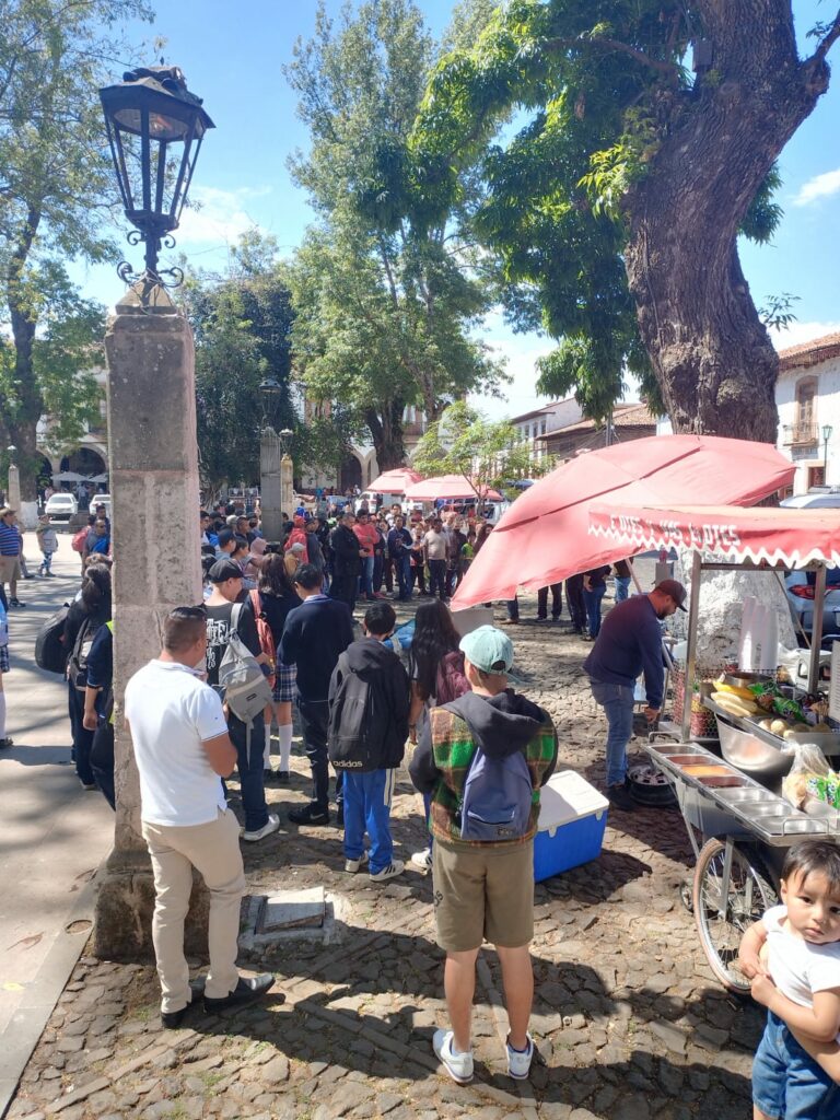 Asesinan a balazos a hombre en plaza de Pátzcuaro