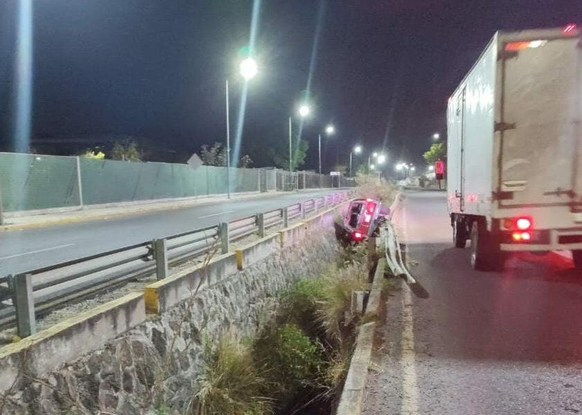 Camioneta vuelca y cae en aguas pluviales en Morelia