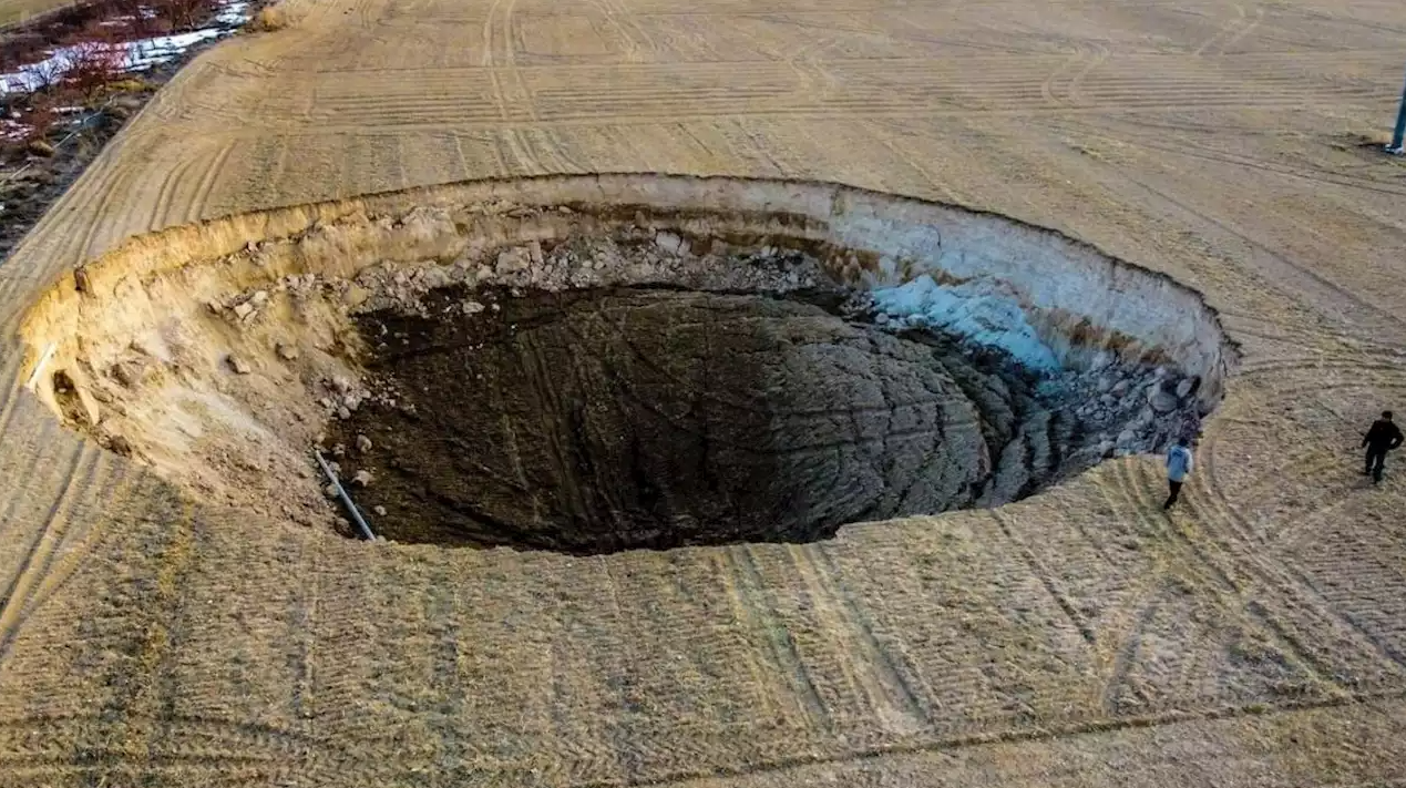 Aparece cráter de 100 metros de diámetro en Turquía