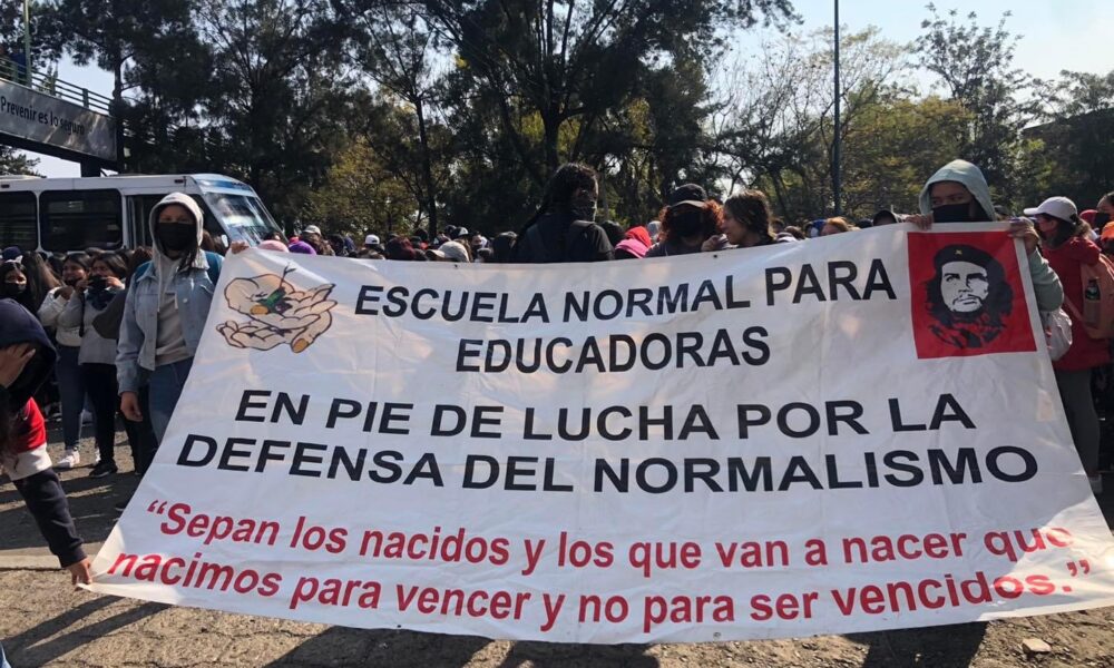 Con marcha, insisten normalistas educadoras rechazar a nueva directora