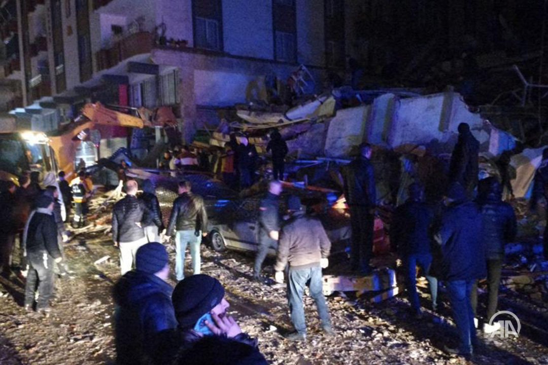 Fuerte sismo de 7.8 sacude Turquía; hay edificios colapsados
