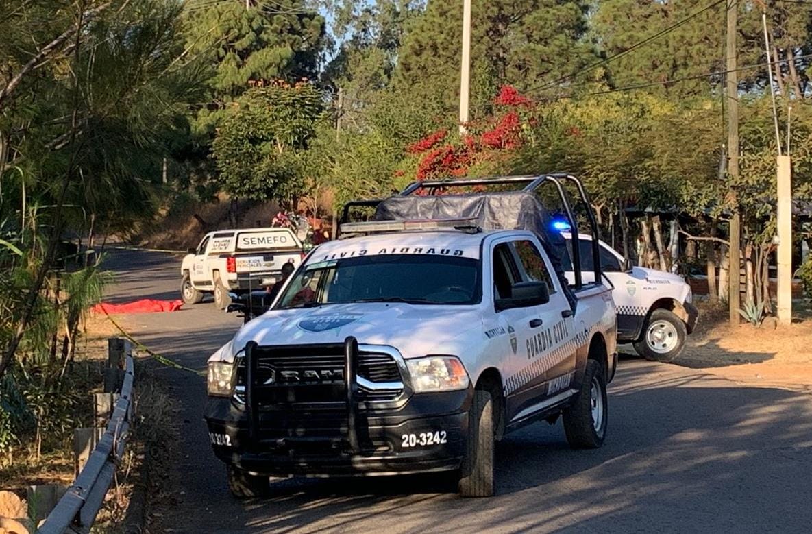 Hallan cadáver sobre carretera Uruapan-Ziracuaretiro