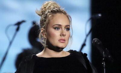 Se arropa Adele con bandera de México en pleno concierto